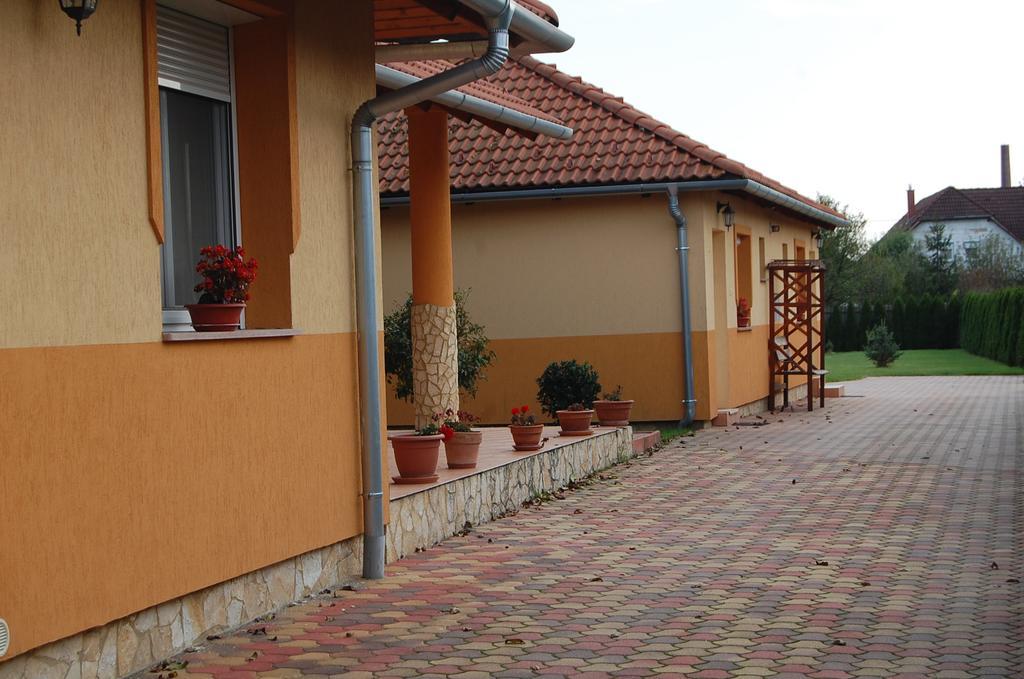 Mediterran Vendeghaz Nagyatad Luaran gambar